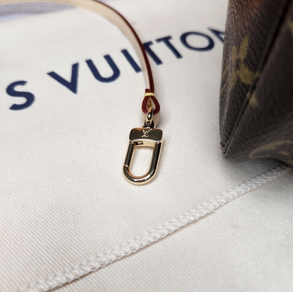 Authentic Louis Vuitton Pochette Accesoires - Picture 5 of 17
